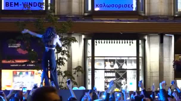 Kyjev, Ukrajina - květen 2017: Dívka zpívá na pódiu a pozdravy davu večer. Zlatá Ognevich je slavná ukrajinská zpěvačka — Stock video