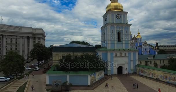Kiev, Ukraina - juni 06 2017: St Michaels Cathedral, departement för utländska angelägenheter av Kiev stadsbilden floden Dnipro — Stockvideo