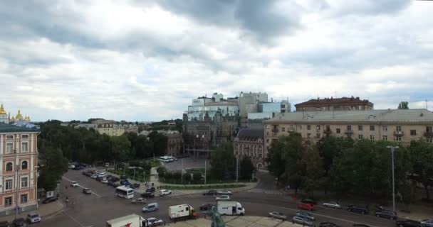 KYIV, UCRANIA - 06 JUNIO 2017: Monumento Bogdan Khmelnitsky Plaza de Sofía y hotel Hayatt paisajes de Kiev en Ucrania — Vídeo de stock