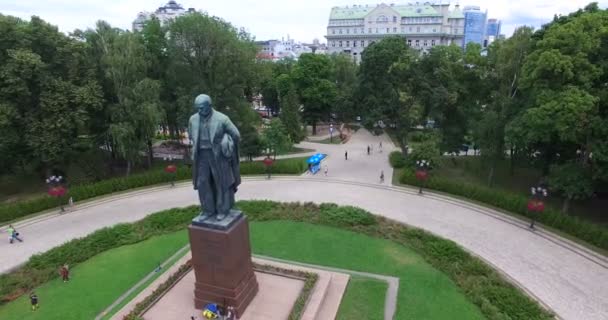 KYIV, UCRANIA - 06 JUNIO 2017: Monumento Shevchenko Park Taras Shevchenko paisajes de la ciudad de Kiev de Ukrain — Vídeo de stock