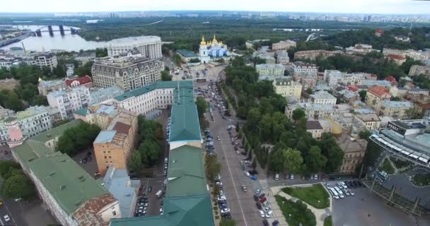 Kiev, Ukrajna - június 06 2017: Michaels katedrális Kijev városkép nevezetessége Ukrajna és Podolsky híd utca-és városrészlet — Stock videók