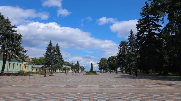 KIEV, UCRANIA - 6 de julio de 2017: Lugares de interés del Parque Mariinsky — Vídeo de stock