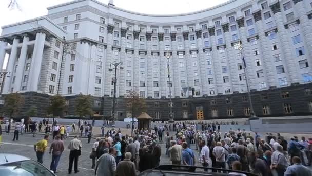 Kiev, Ukraina - 6 juli 2017: Folkmassa av demonstranter framför regeringen — Stockvideo