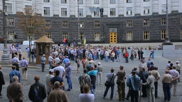 KIEV, UCRAINA - 6 LUGLIO 2017: Persone all'ingresso del Gabinetto dei Ministri — Video Stock