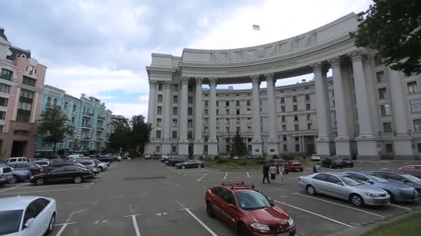 Kyjev, Ukrajina - 6 července 2017: Mfa Ukrajina památky a parkování s auty — Stock video