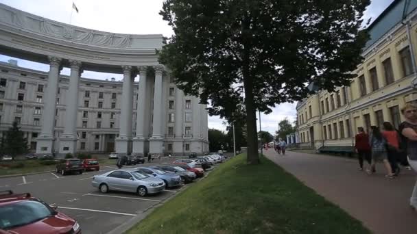 Kiev, Ukrajna - 2017. július 6.: Mfa látnivalók és parkoló autók — Stock videók