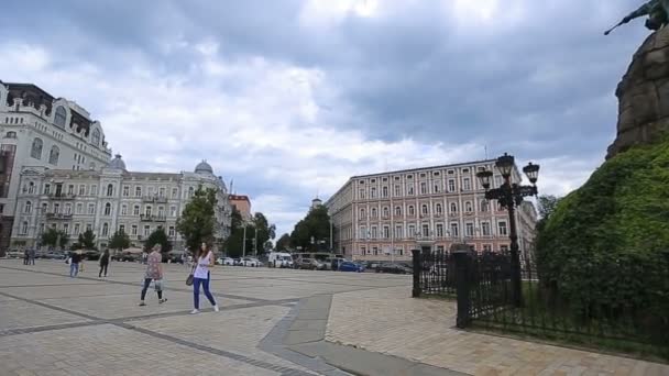 Kyjev, Ukrajina - 6 července 2017: Památník Bogdan Chmelnickij Sofie čtvercové památky — Stock video