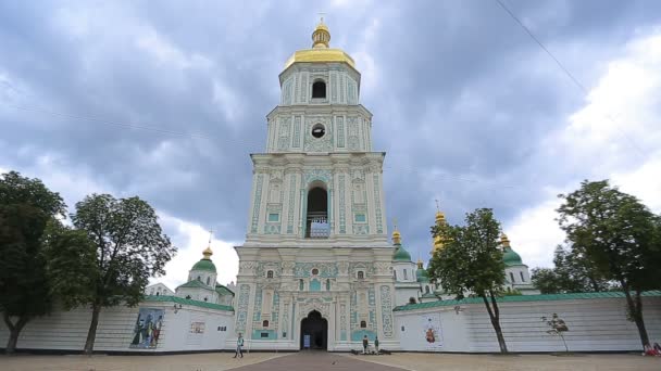 Kiev, Ukraina - 6 juli 2017: St. Sophia torget och katedralen Sankta Sofia — Stockvideo