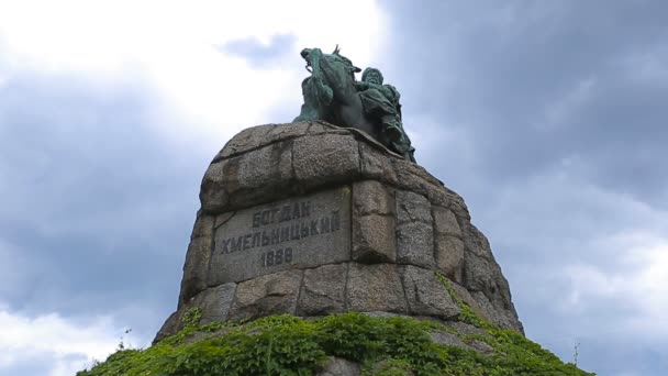 Monument Bogdan Khmelnitsky on square sights of Kyiv in Ukraine — Stock Video