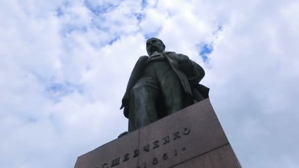 ウクライナのキエフの記念碑タラス ・ シェフチェンコの観光スポット — ストック動画