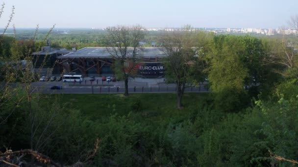 KIEV, UKRAINE - 7 de maio de 2017: Tráfego perto do Euroclub local oficial da Eurovisão — Vídeo de Stock