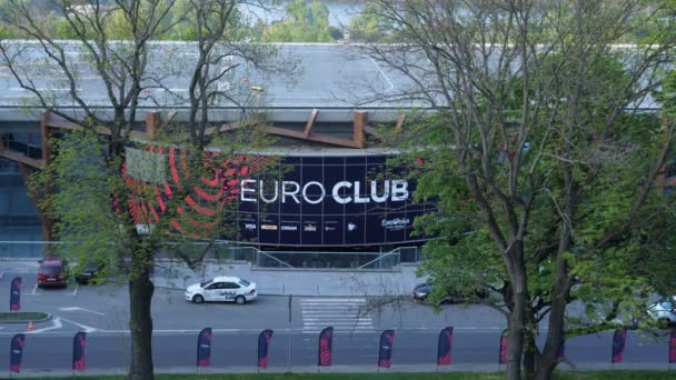 KIEV, UCRANIA - 7 DE MAYO DE 2017: Tráfico del edificio del Euroclub cerca de la ubicación oficial de Eurovisión — Vídeo de stock