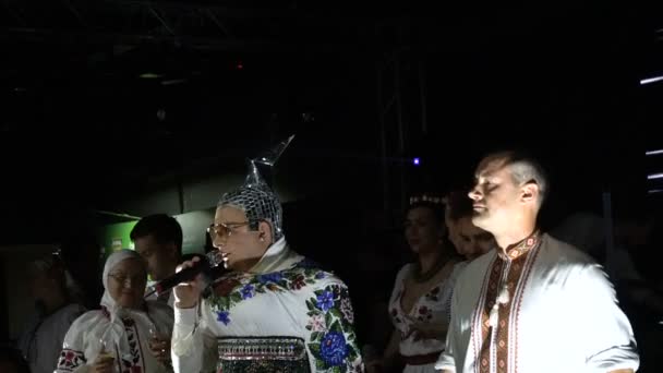 KIEV, UCRAINA - 7 MAGGIO 2017: Verka Serduchka canta mentre sua madre tiene i bicchieri di vino — Video Stock