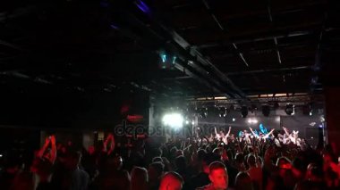 Kiev, Ukrayna - 7 Mayıs 2017: Kalabalık, Verka Serduchka performansını hayranları