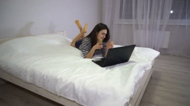 Sohbet kız telefon gösterir ve onu aramak sunar