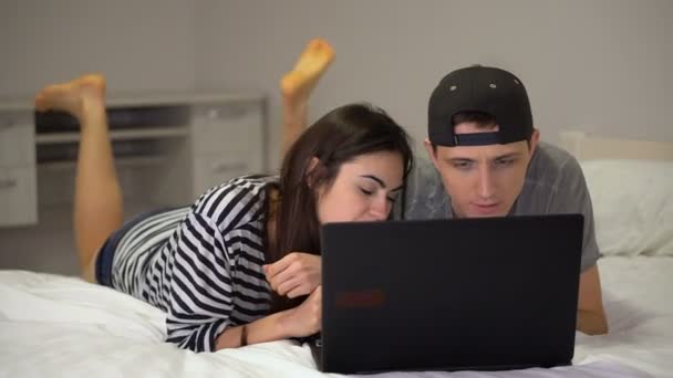 Couple of IT-people happy and kissing looking at laptop — Stock Video