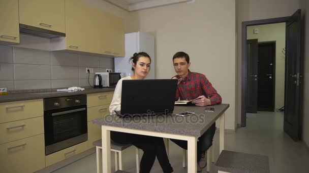 Guy y la chica discuten el proyecto en la cocina — Vídeos de Stock