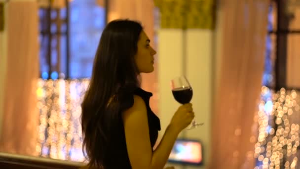 Menina com copo de vinho no fundo das luzes — Vídeo de Stock