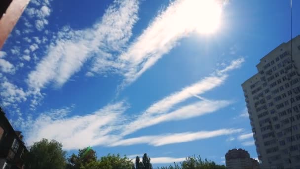 Las nubes del cielo y el paisaje de la casa — Vídeo de stock