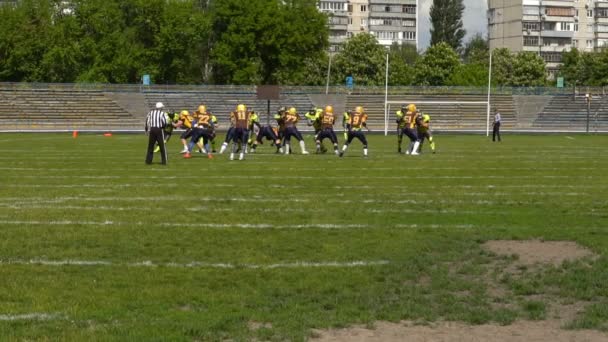基辅，乌克兰-2017 年 5 月 20 日： 橄榄球队玩游戏和玩家接住球 — 图库视频影像