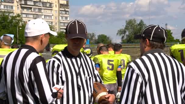 KIEV, UCRAINA - 20 MAGGIO 2017: I giudici hanno discusso le sfumature di una partita di calcio — Video Stock