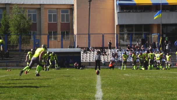 Kiev, Ukrajna - 2017. május 20.: Kick-off, és futó csapat vonal focipálya — Stock videók