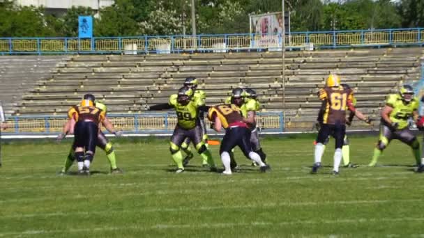 КИЕВ, УКРАИНА - 20 мая 2017 года: Игрок противоположной команды поймал мяч и передает его дальше — стоковое видео