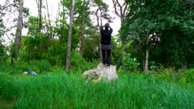 Adam sıçrama arka plan orman ve doğa