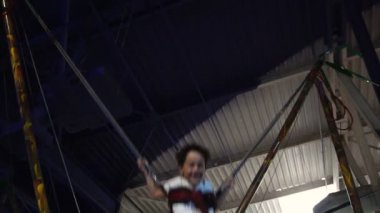 Çocuk bir cazibe eğleniyor