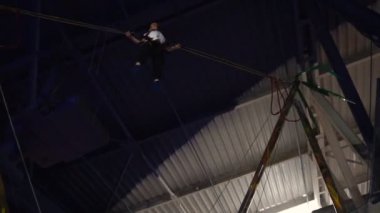 küçük çocuk bir trambolin üzerinde atlama