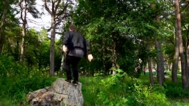 Adam güdük atlar geri bir takla yapar