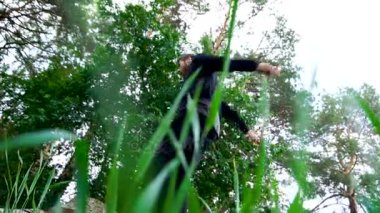 Bir adam atlama niteliğine