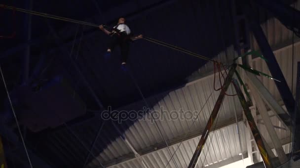 트램 폴 린에 점프 하는 어린 소년 — 비디오