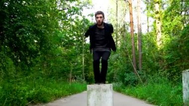 Adam bir küpten atlama