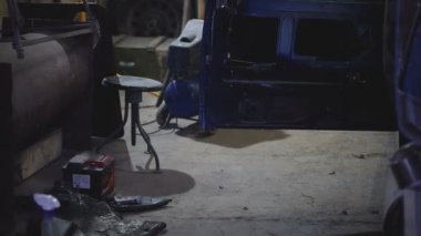 Adam sokağa gereksiz parçalar Söktüğünüz arabadan atıyor.