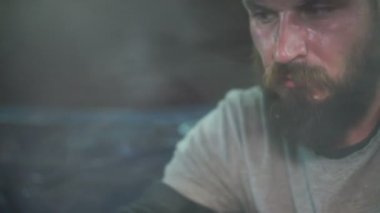 Mekanik bir arabanın kaputuna kapatır