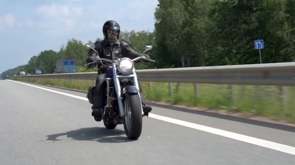 Fietser rijdt rechtdoor over de snelweg — Stockvideo