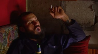 Adam sigara içiyor ve duman halkaları yapar