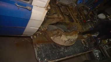 Vücut arabanın paslı parçaları bir çekiç ile ayrılır