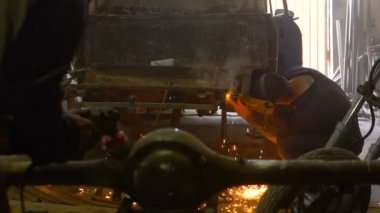 Kaynak ve iş bir garajda taşlama