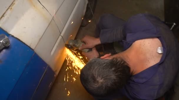 Custom carmaker makes car body cutting — Stock Video