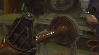 Body shop araçların boya tabancası kullanarak rankshaft boyama cesetlere onarır