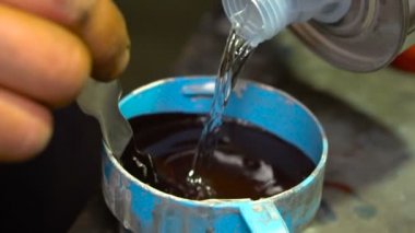 Adam bir solvent boya ekler.