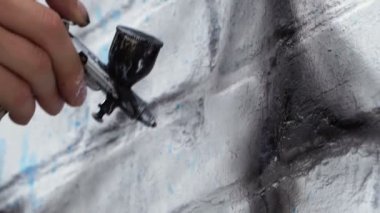 Sanatçı elinde tabanca sprey