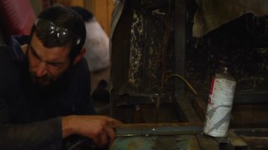 Adam uzak değil kaynak göz kıvılcım döner