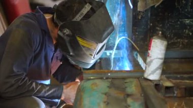 Kaynak Makinası kullanarak maskesi işçi
