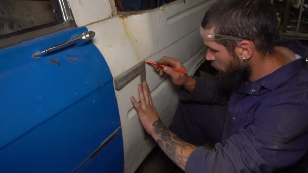 Engineer mechanic engaged in measurements on the car — Stock Video