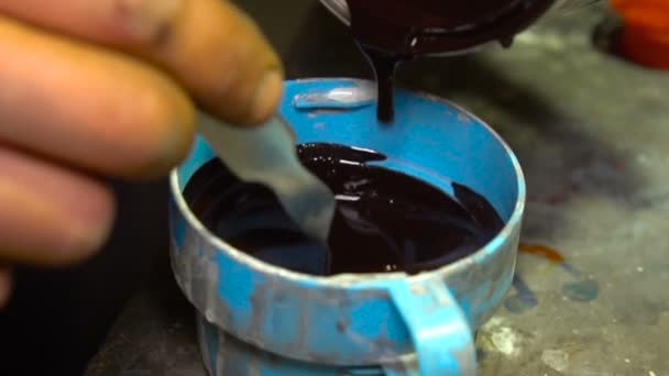 Mezcla de pintura en un recipiente — Vídeos de Stock