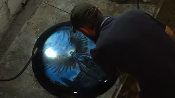 画家はスペアタイヤのプラスチック製のカバーを磨く — ストック動画