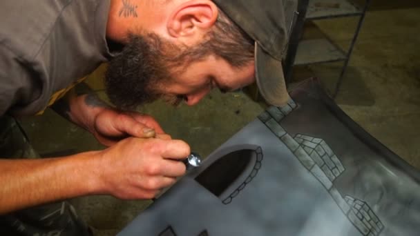 Capuche d'un artiste automobile peintures avec pistolet — Video